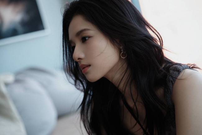 张婧仪穿玄色西装外衣知性干练 微卷造型甜好意思柔软