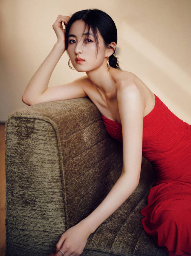 张子枫穿红色抹胸裙婀娜动东说念主 光影交汇下韵味全齐