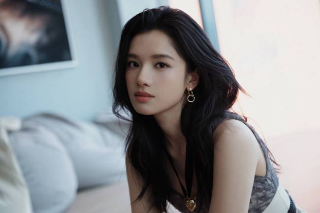 张婧仪穿黑色西装外套知性干练 微卷造型甜美温柔