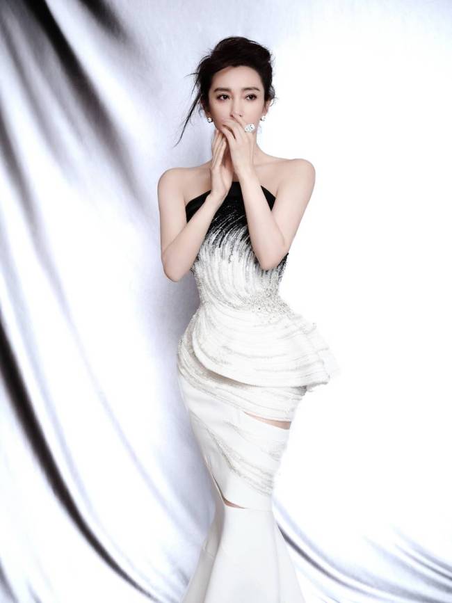 李冰冰穿露背白裙好意思如天鹅 身姿婀娜致力于眼眸亮堂