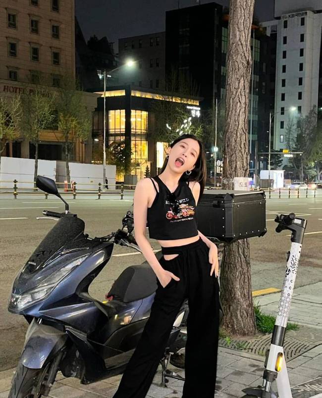 虞书欣穿玄色背心魅惑撩东说念主 一头黑长直又纯又欲