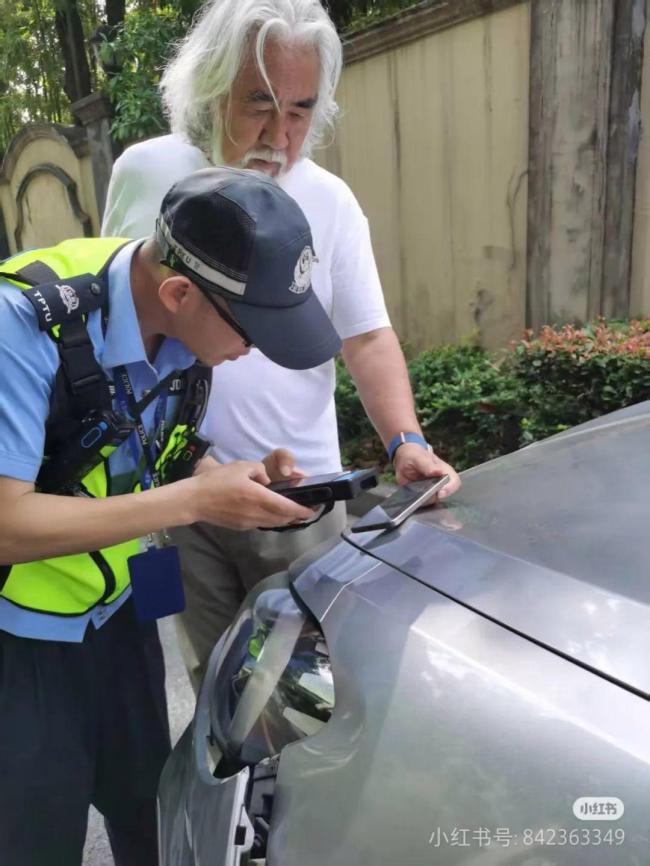 張紀中送娃上學發生剮蹭稱不會跑 事后積極處理