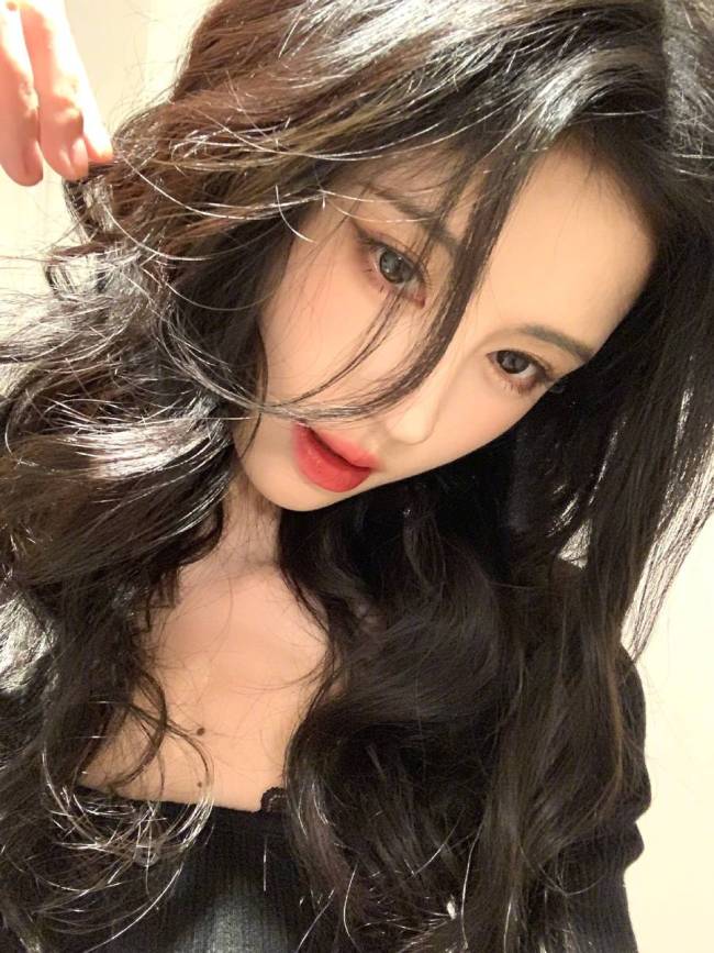 鞠婧祎穿黑色修身上衣魅惑撩人 怼脸自拍又酷又飒