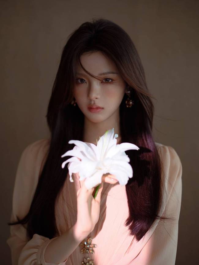 杨出奇穿柔雾粉裙纯欲魅惑 橙色系妆容甜好意思讲理