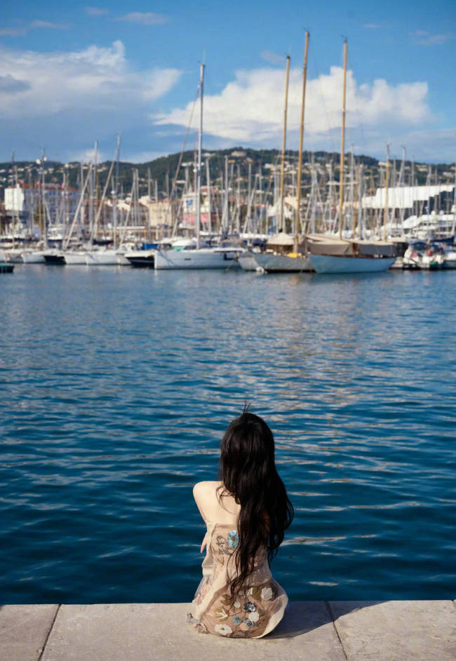 唐嫣抹胸长裙性感撩人 大波浪造型戴墨镜姐感十足