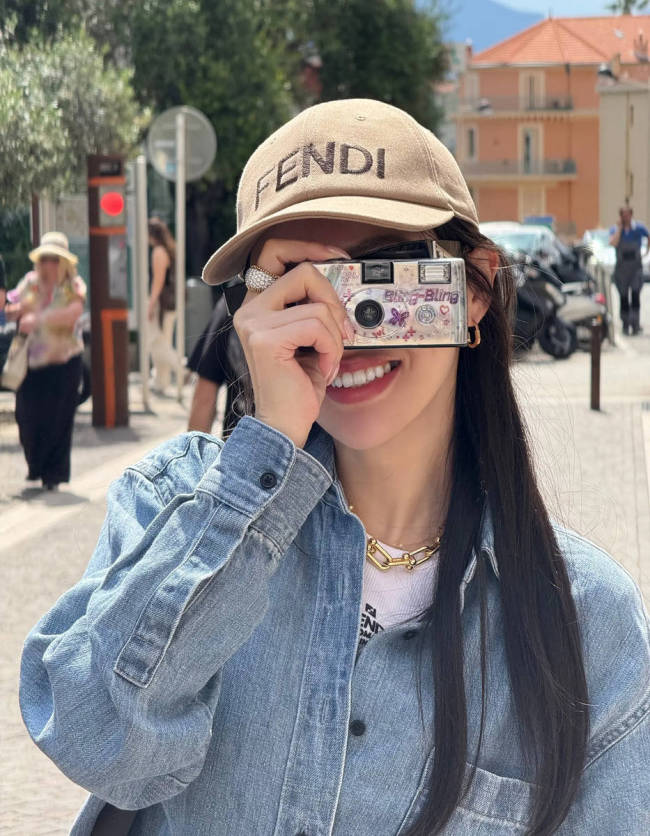 唐嫣抹胸长裙性感撩人 大波浪造型戴墨镜姐感十足