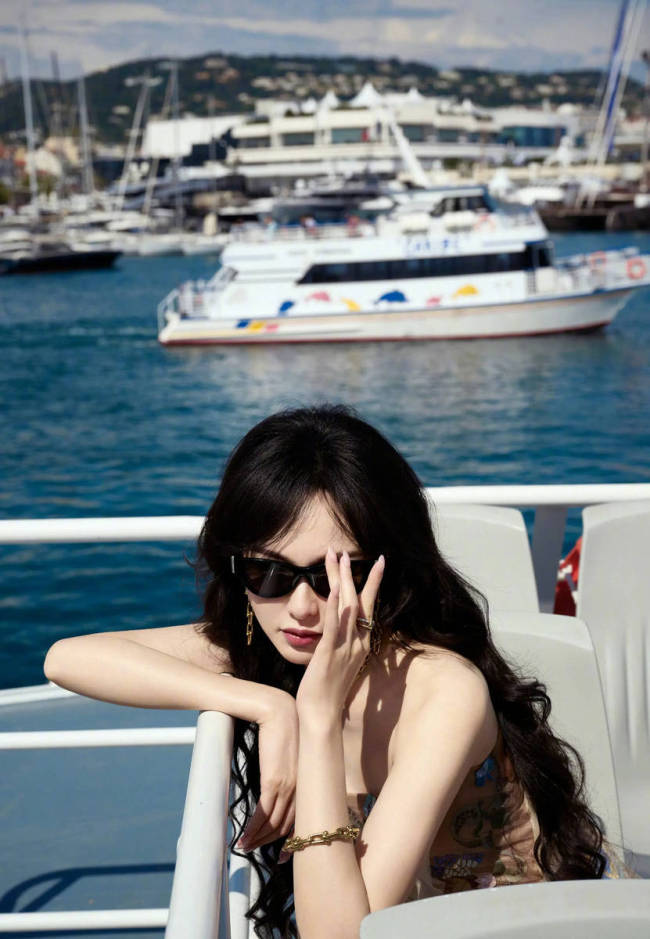 唐嫣抹胸长裙性感撩人 大波浪造型戴墨镜姐感十足