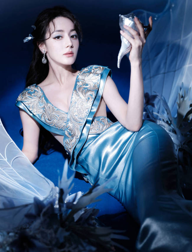迪丽热巴身穿蓝裙如梦似幻 化身海螺公主清爽舒适
