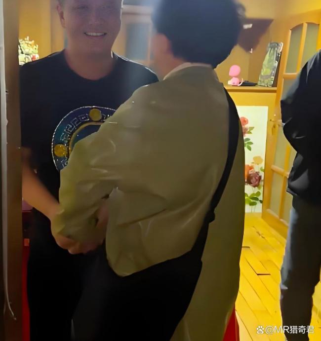 夫妻离婚三十年不曾相见 如今见面激动相拥