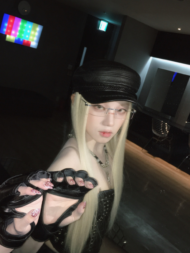 宋雨琦穿着黑皮抹胸上衣搭配黑色丝袜 太惹眼!