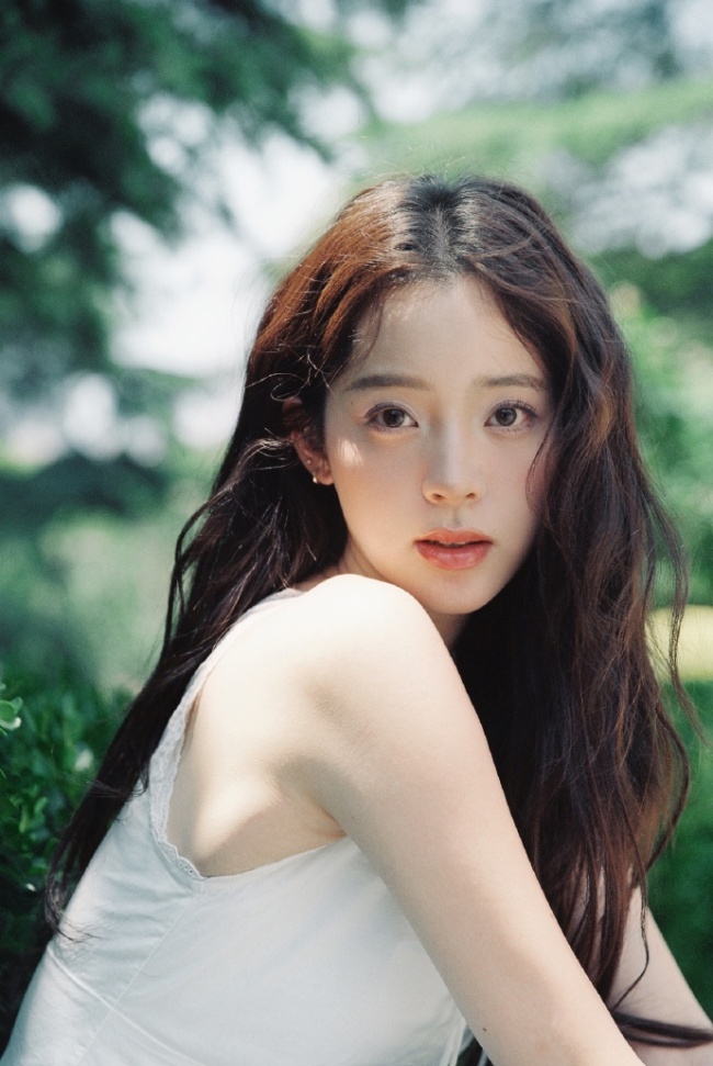 欧阳娜娜穿白色吊带清新靓丽 化身林间元气少女