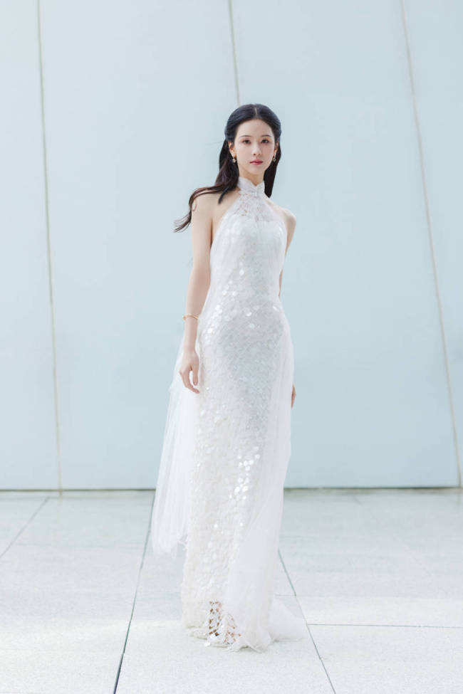 陈都灵穿亮片露背裙洁白优雅 秀婀娜身姿仙气十足