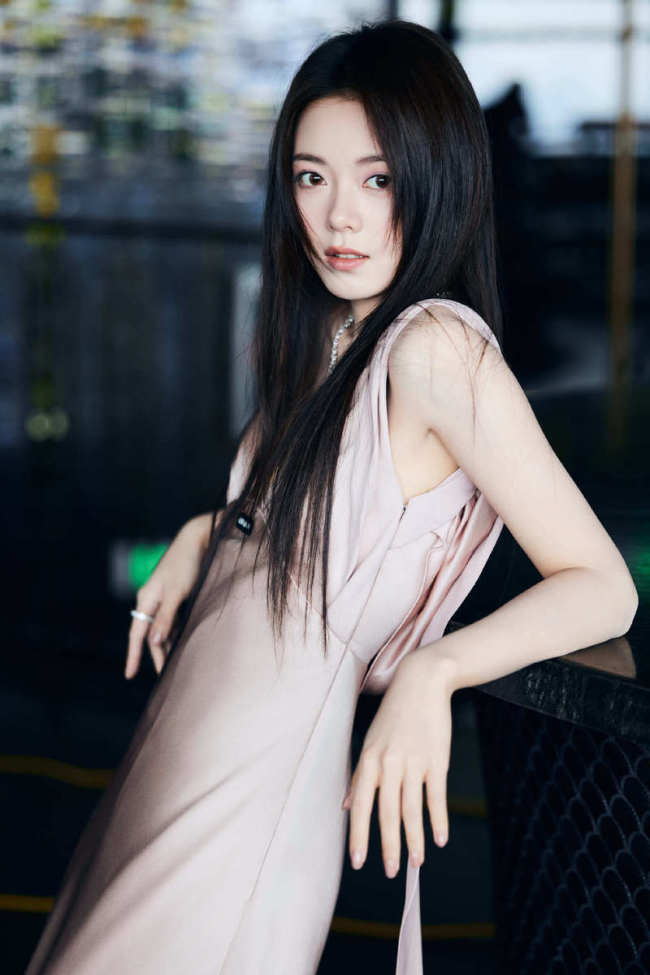 赵今麦粉色吊带裙缎光如水 秀发乌黑顺直清丽自然