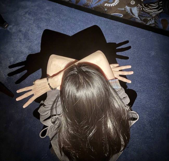 黄子韬晒与徐艺洋出游照 二东说念主对镜自拍超甜密