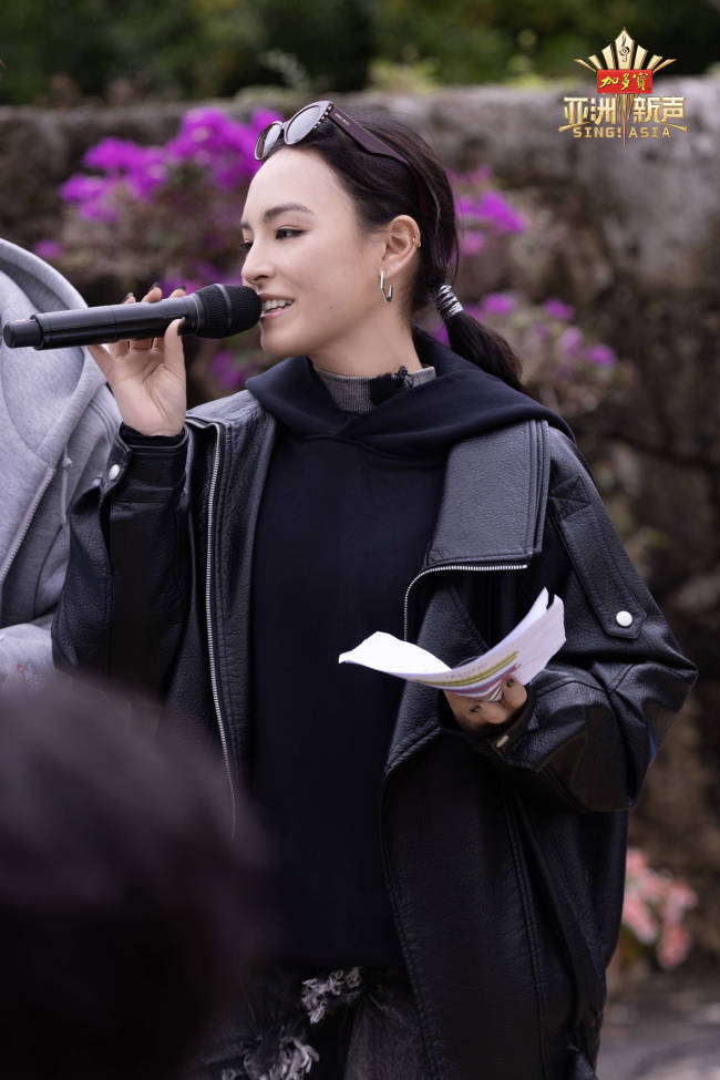 爱新觉罗·媚闪耀《亚洲新声》第二期 一首《Flowers》传递女性力量