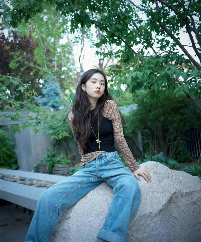 黄多多在树下拍照化身文艺女主 卷发造型明媚大气