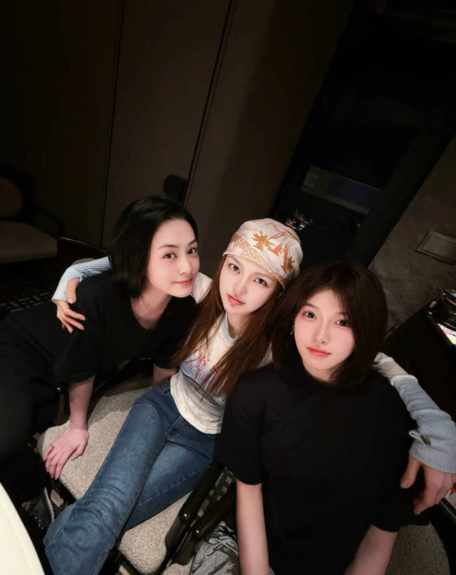 周扬青晒与钟欣潼和吴艳妮合影 姐妹聚会很是欢乐
