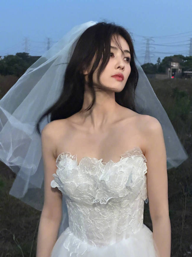 白鹿身穿婚纱典雅又高贵 黑发随风飞舞笑容浅浅