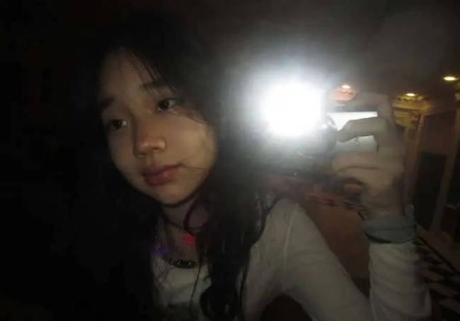 小S三女儿许曦恩晒自拍 身穿大姐的衣服青春可爱