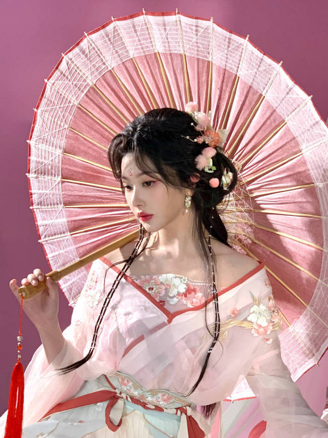 孔雪儿抹胸古风裙秀完美肩线 手拿油纸伞灵动甜美