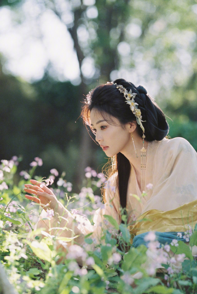 白鹿粉色古装芬芳夺目 阳光下赏花明媚多彩