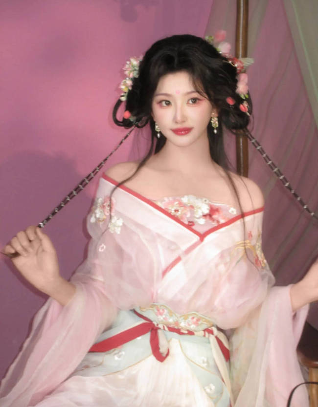 孔雪儿抹胸古风裙秀完美肩线 手拿油纸伞灵动甜美