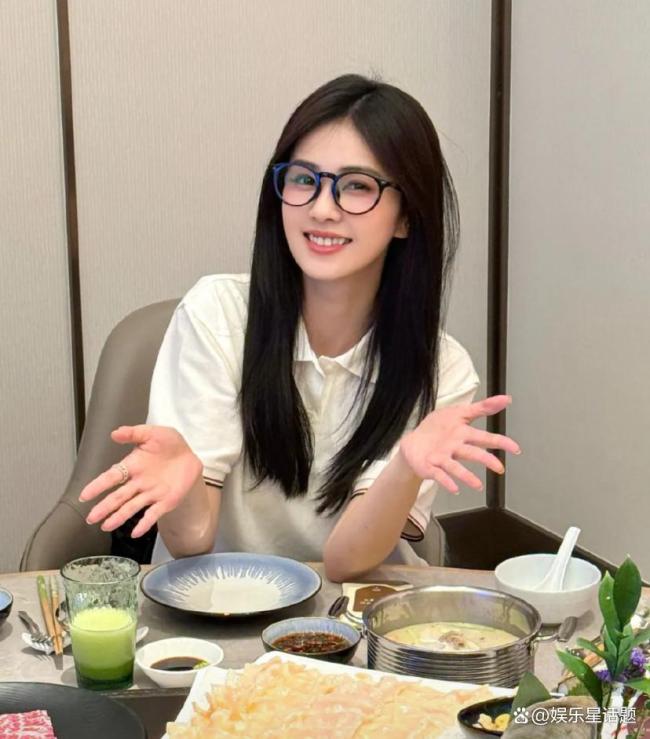 白鹿背labubu和宋雨琦逛街 跑男姐妹花私服造型甜度爆表