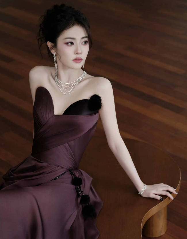 白鹿一袭暗夜紫宛如优雅天鹅 涂黑色指甲油好亮眼