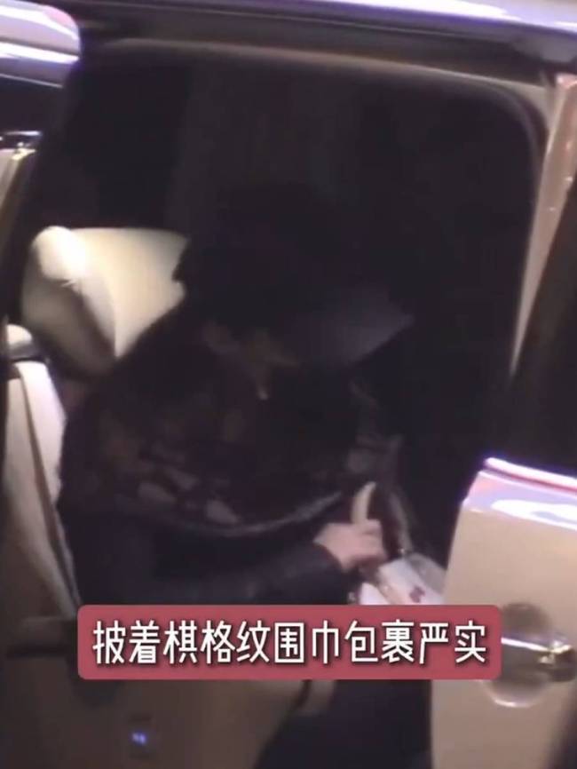 劉亦菲被拍到聚餐后去醫院 披棋格紋圍巾包裹嚴實