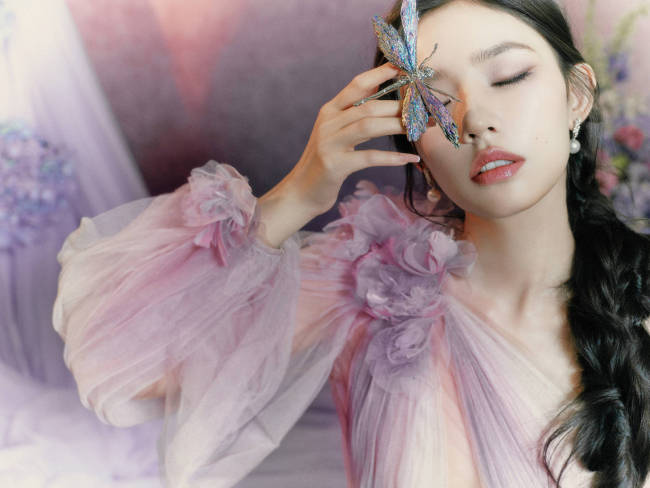 林允斜肩纱裙秀性感身材 手撑花伞秒变紫罗兰仙女