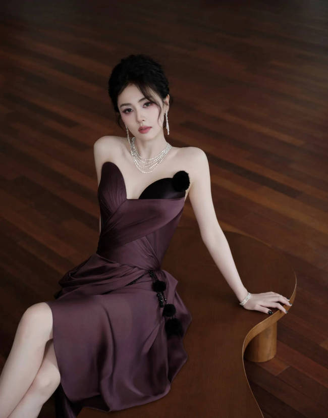白鹿一袭暗夜紫宛如优雅天鹅 涂黑色指甲油好亮眼