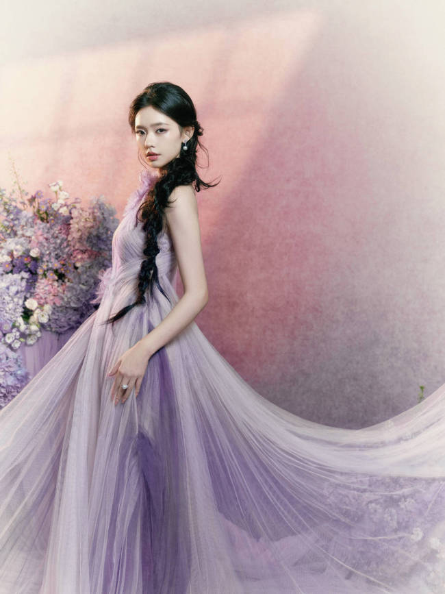 林允斜肩纱裙秀性感身材 手撑花伞秒变紫罗兰仙女