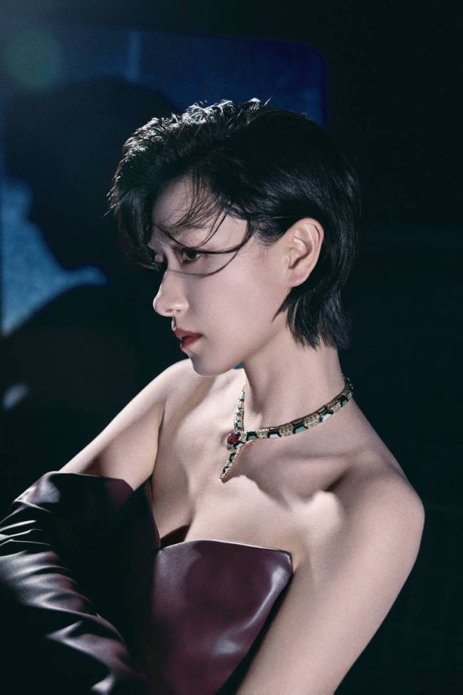 万茜穿紧身皮裙又美又飒 眼神清冷犀利气场全开