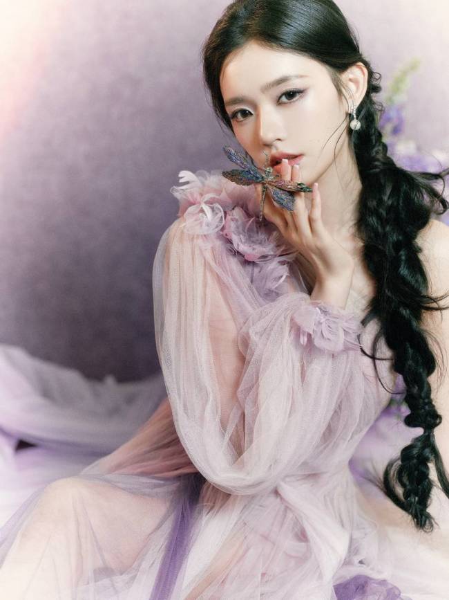 林允斜肩纱裙秀性感身材 手撑花伞秒变紫罗兰仙女