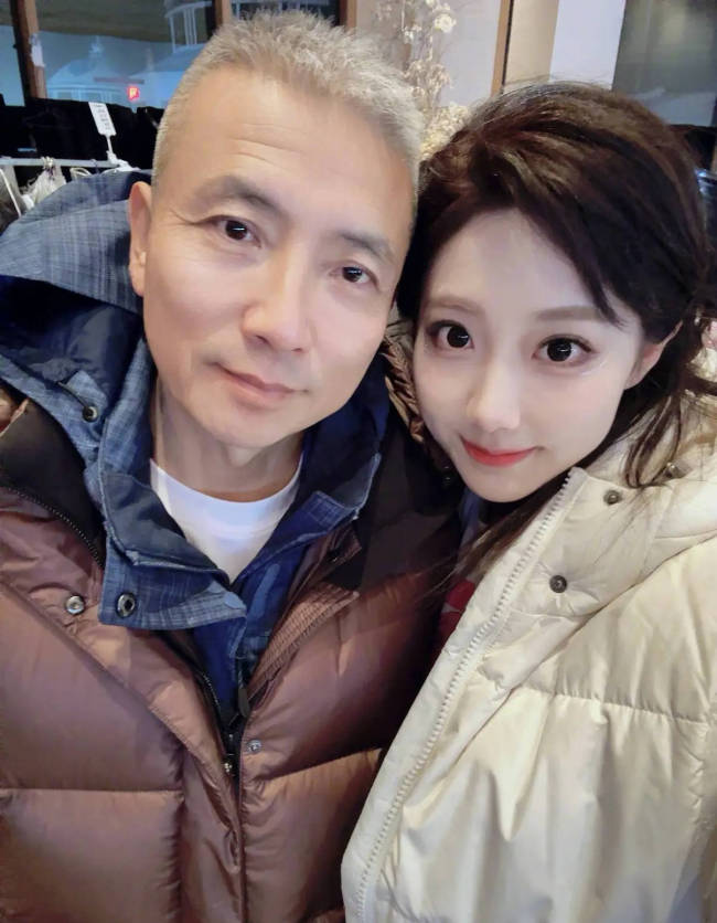 李艺彤爸爸在张艺谋新剧当群演
