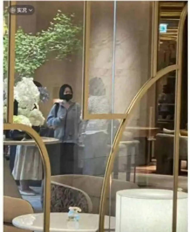 網(wǎng)友韓國(guó)偶遇小S辦酒店入住 稱其狀態(tài)抑郁身型消瘦