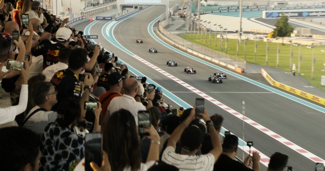 高口碑巨制《F1：狂飙飞车》今日全国公映 震撼视听盛宴席卷暑期档