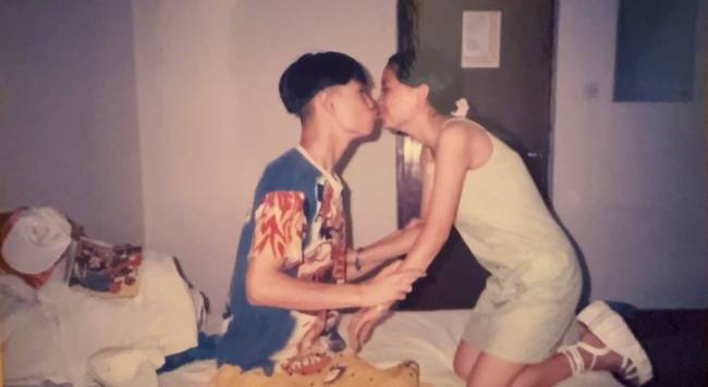 小沈阳晒与老婆亲吻照！发文纪念二人结婚21周年