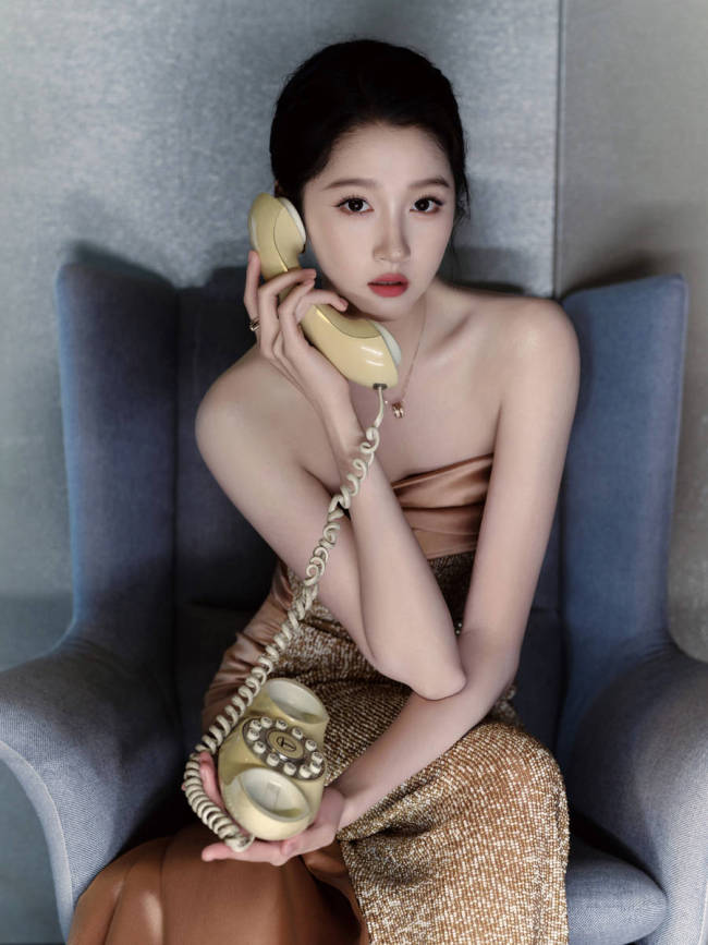 关晓彤秀背部曲线性感多姿 穿金色抹胸裙身材比例优越