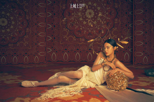 辛芷蕾化身異域神女風(fēng)情萬種 漫步敦煌別樣生姿