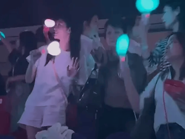 奚梦瑶和婆婆看周杰伦演唱会 有说有笑关系超好