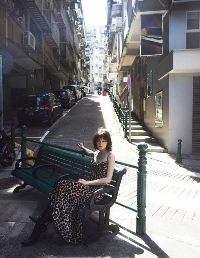 文淇晒街头随拍松弛感十足 穿豹纹吊带裙性感狂野