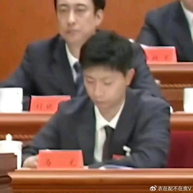 陈梦现身北京开会美出圈，穿西服秒变女霸总，在人民大会堂前合影站C位