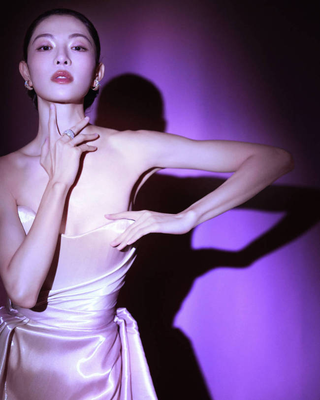 钟楚曦穿粉金抹胸裙梦幻唯美！展露曼妙身姿超养眼