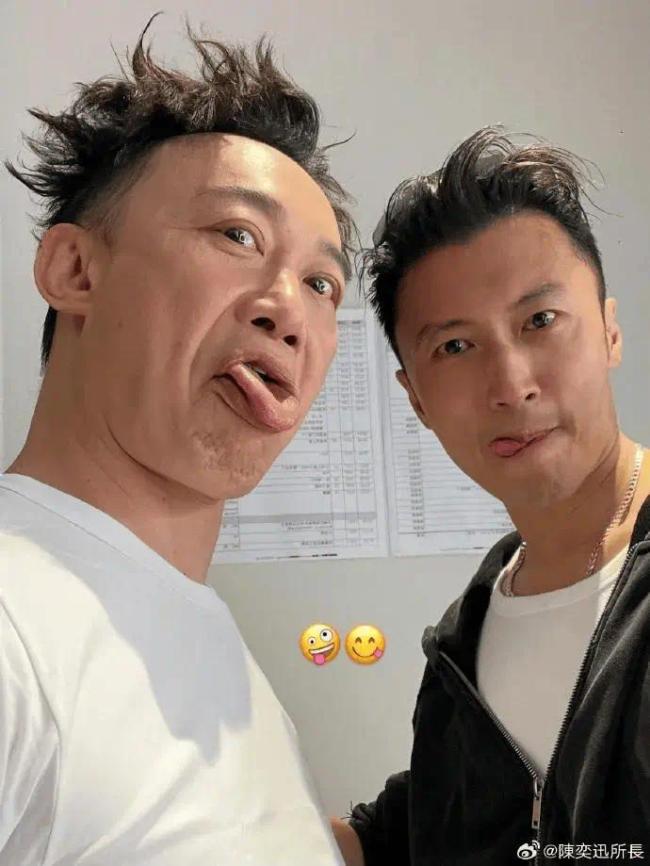 陈奕迅晒出和谢霆锋合照：两名“细路”在后台相遇