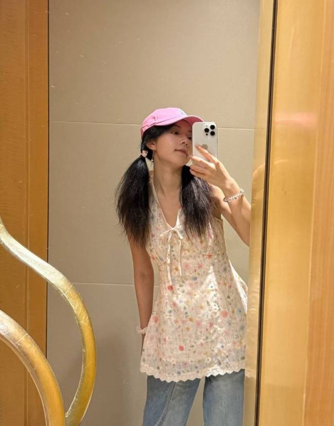 赵今麦扎双马尾穿碎花上衣 活泼可爱少女感满满