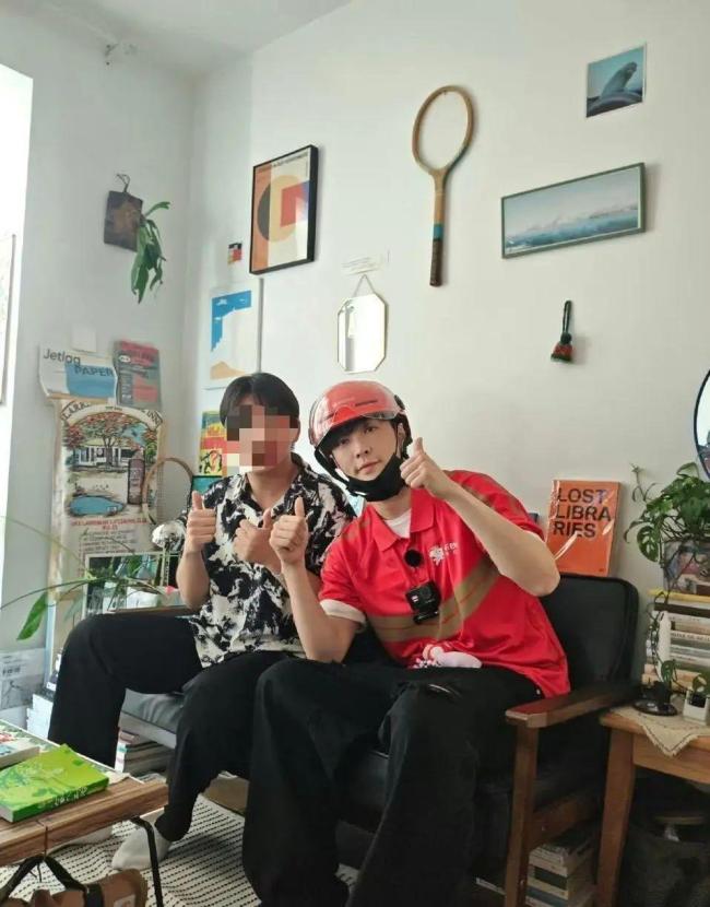 知名男星张艺兴街头送外卖配资炒股在线，摘下口罩和墨镜大方与人合影 帅气身影引围观