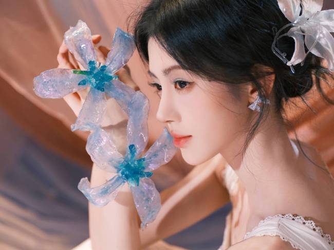 鞠婧祎穿白裙身材窈窕优雅明媚 轻纱遮面楚楚动人