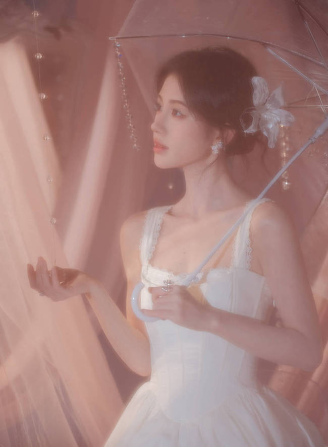鞠婧祎穿白裙身材窈窕优雅明媚 轻纱遮面楚楚动人