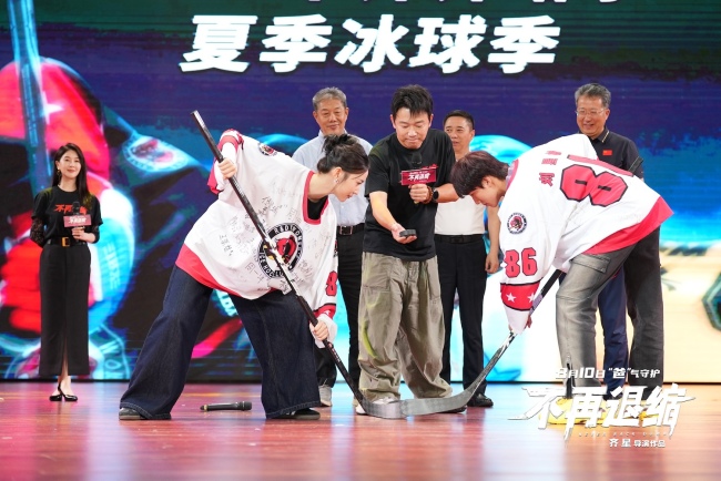 《不再退缩》齐齐哈尔首映&nbsp;10米巨型钢铁片名致敬鹤城精神